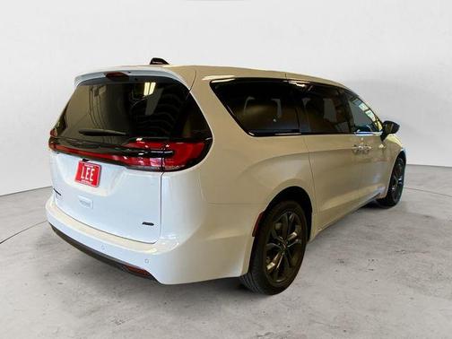 Bright White Clearcoat 2026 Chrysler Pacifica L