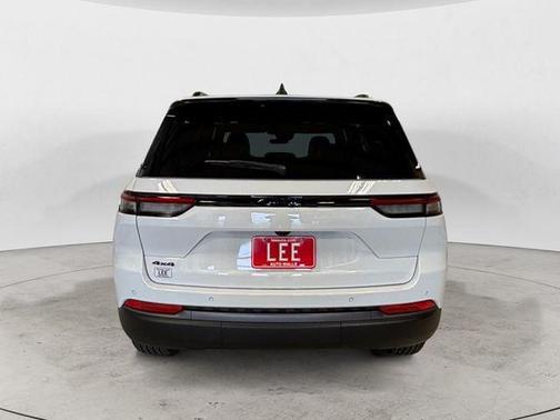Bright White Clearcoat 2026 Jeep Grand Cherokee Altitude