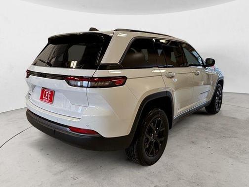 Bright White Clearcoat 2026 Jeep Grand Cherokee Altitude