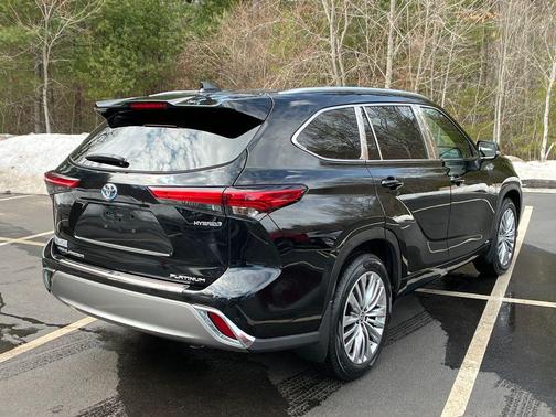 2023 Toyota Highlander Hybrid Platinum