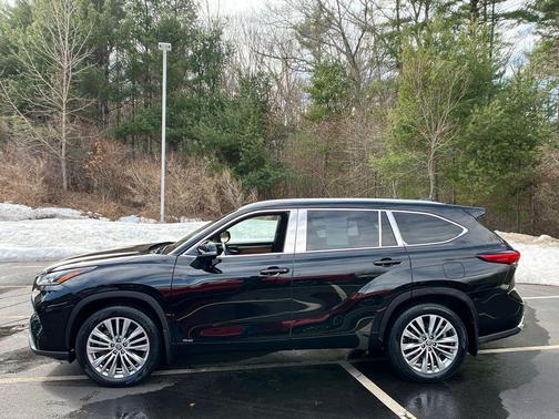 2023 Toyota Highlander Hybrid Platinum