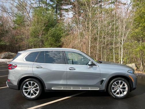 Gray Metallic 2024 BMW X5 xDrive40i