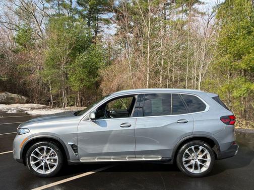 Gray Metallic 2024 BMW X5 xDrive40i