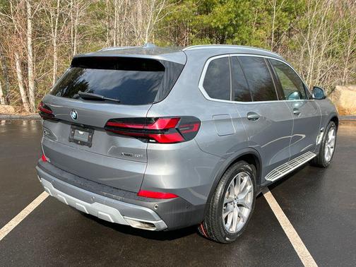 Gray Metallic 2024 BMW X5 xDrive40i