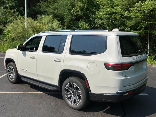 Luxury White Pearlcoat 2022 Jeep Wagoneer Series III 4x4