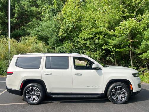 Luxury White Pearlcoat 2022 Jeep Wagoneer Series III 4x4