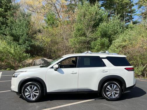 2022 Nissan Pathfinder SL 4WD