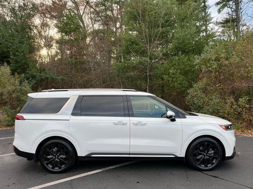 2024 Kia Carnival SX