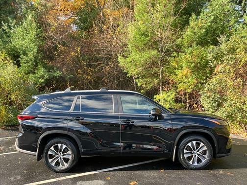 2024 Toyota Highlander Hybrid XLE