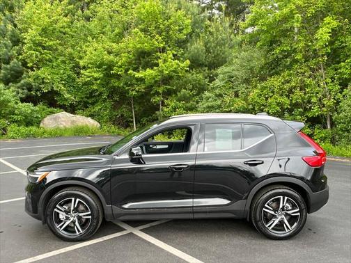 2025 Volvo XC40 B5 Core Bright Theme