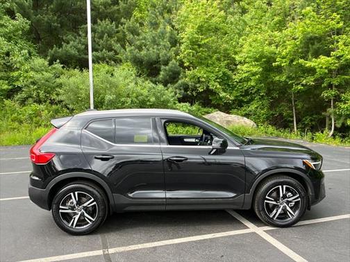 2025 Volvo XC40 B5 Core Bright Theme