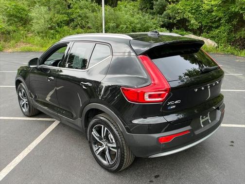 2025 Volvo XC40 B5 Core Bright Theme