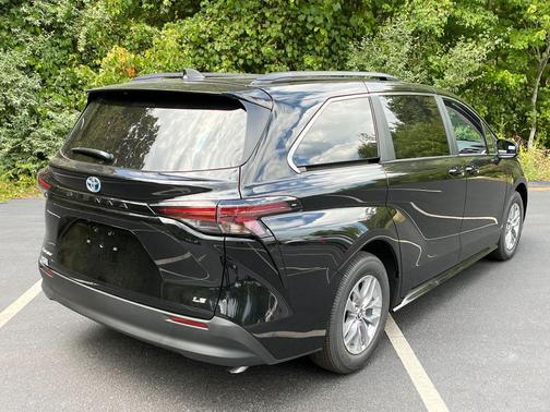 2025 Toyota Sienna LE