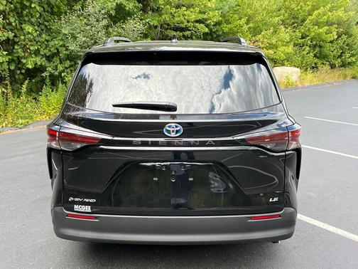 2025 Toyota Sienna LE