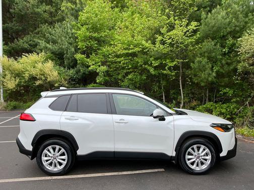 Wind Chill Pearl 2024 Toyota Corolla Cross LE