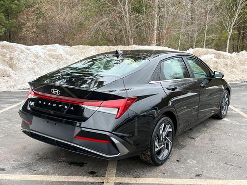 2025 Hyundai ELANTRA SEL