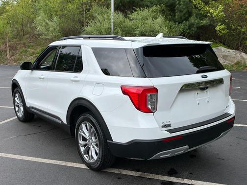 Star White Metallic Tri-Coat 2023 Ford Explorer XLT