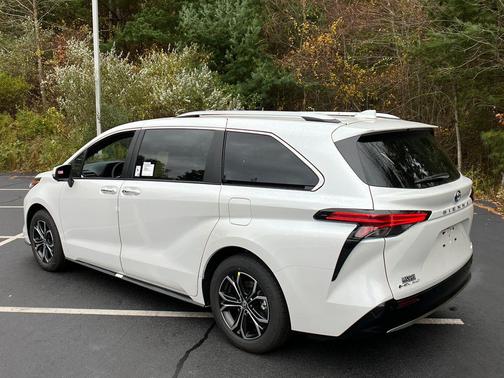 2025 Toyota Sienna Platinum