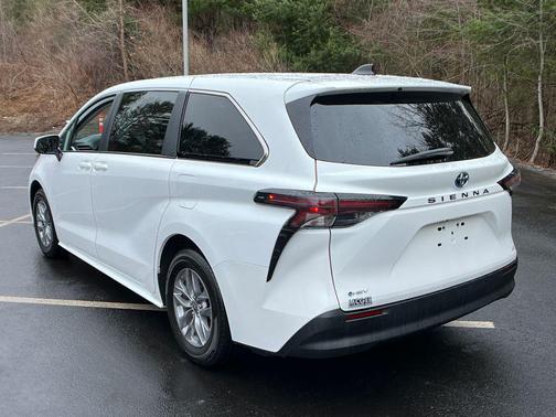 2025 Toyota Sienna LE