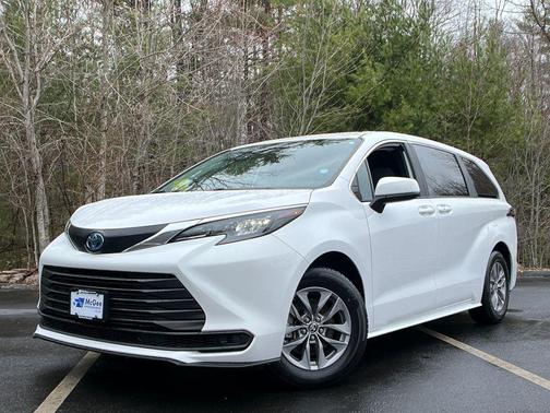 2025 Toyota Sienna LE