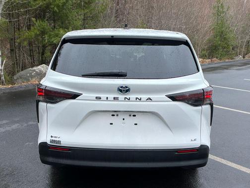 2025 Toyota Sienna LE