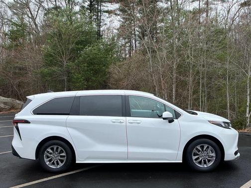 2025 Toyota Sienna LE