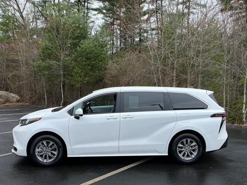 2025 Toyota Sienna LE