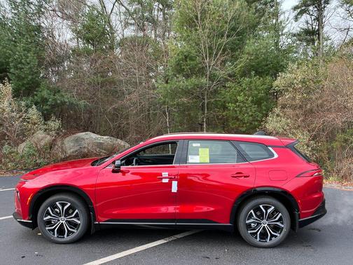 2025 Toyota Crown Signia XLE