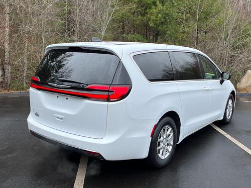 Bright White Clearcoat 2025 Chrysler Pacifica L