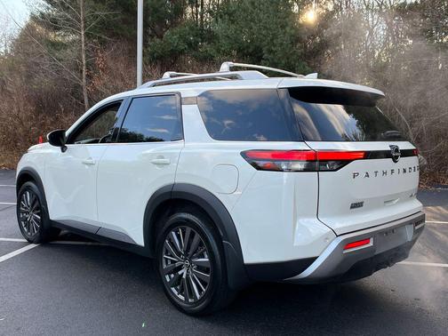 2024 Nissan Pathfinder SL 4WD