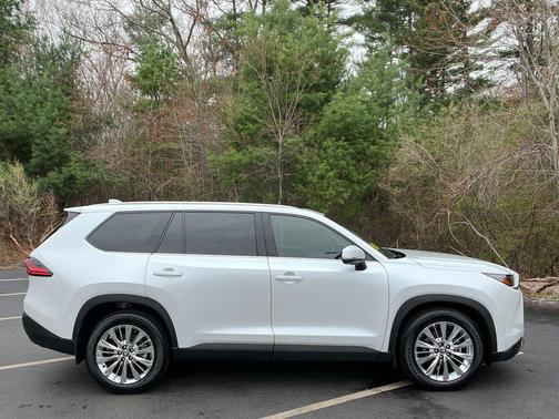 Pearl 2025 Toyota Grand Highlander Platinum