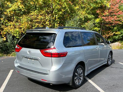2020 Toyota Sienna LE