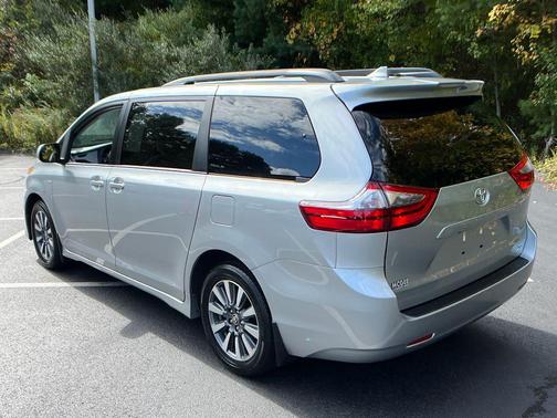 2020 Toyota Sienna LE