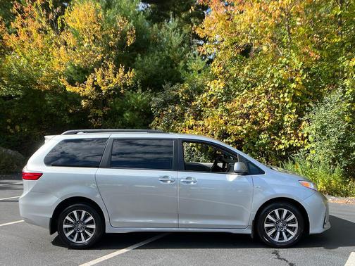 2020 Toyota Sienna LE