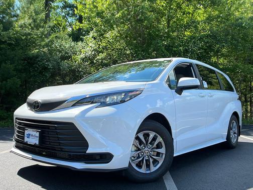 Ice Cap 2026 Toyota Sienna LE