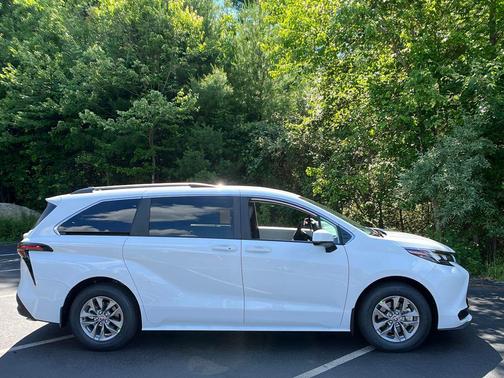 Ice Cap 2026 Toyota Sienna LE