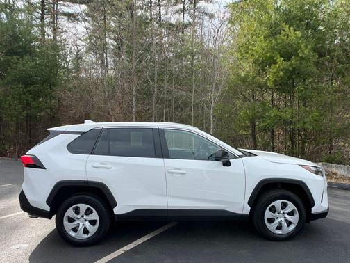 0040 2023 Toyota RAV4 LE