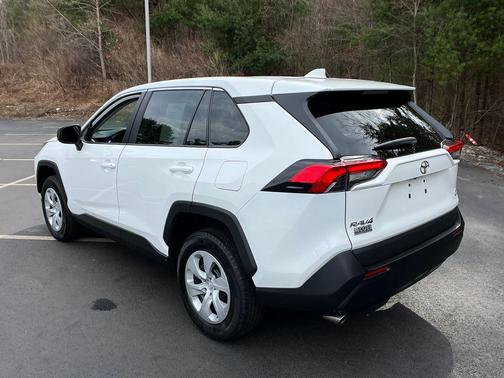 0040 2023 Toyota RAV4 LE