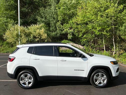 Bright White Clearcoat 2023 Jeep Compass Latitude