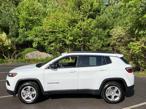Bright White Clearcoat 2023 Jeep Compass Latitude