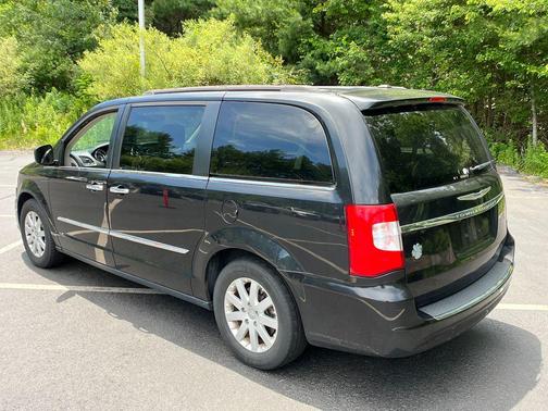 Brilliant Black Crystal Pearlcoat 2016 Chrysler Town & Country Touring
