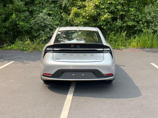 2025 Toyota Prius Plug-In Hybrid SE