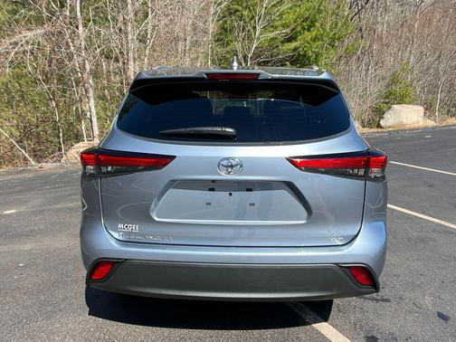 Moon Dust 2023 Toyota Highlander XLE