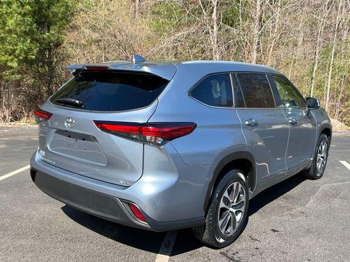 Moon Dust 2023 Toyota Highlander XLE