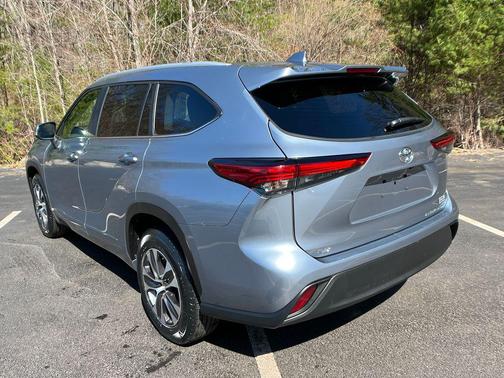 Moon Dust 2023 Toyota Highlander XLE