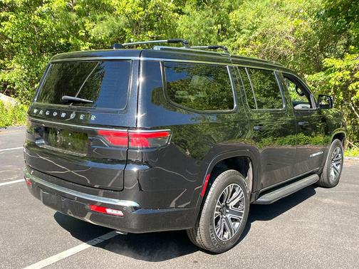 Diamond Black Crystal Pearlcoat 2025 Jeep Wagoneer 4x4