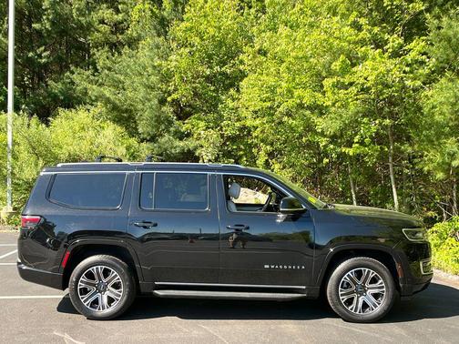 Diamond Black Crystal Pearlcoat 2025 Jeep Wagoneer 4x4
