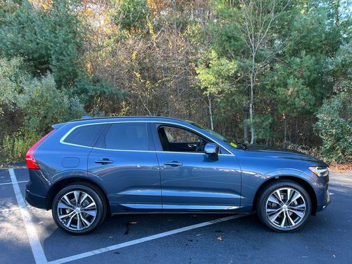 2022 Volvo XC60 B5 Momentum