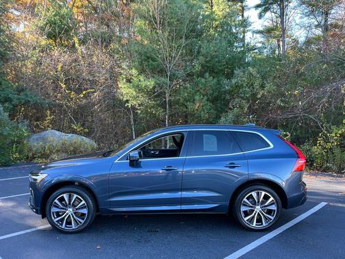 2022 Volvo XC60 B5 Momentum