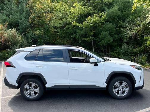 Ice Cap 2024 Toyota RAV4 XLE